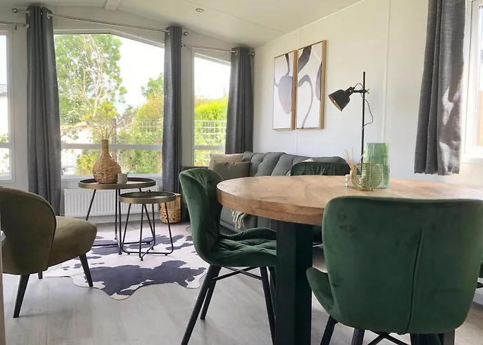 579 Op Recreatiepark De Wielen シャレー