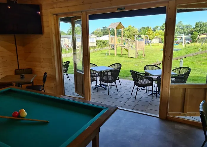 579 Op Recreatiepark De Wielen シャレー